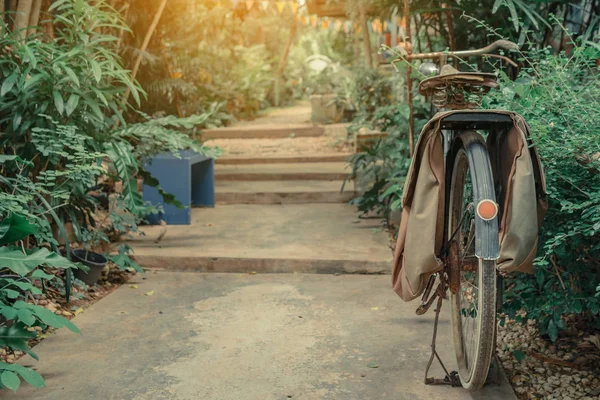 古董生锈的自行车停在花园装饰 — 图库照片