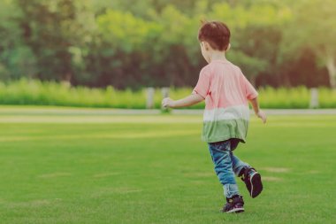 Çocuk yeşil alanda küçük top ile oynamak tan zevk