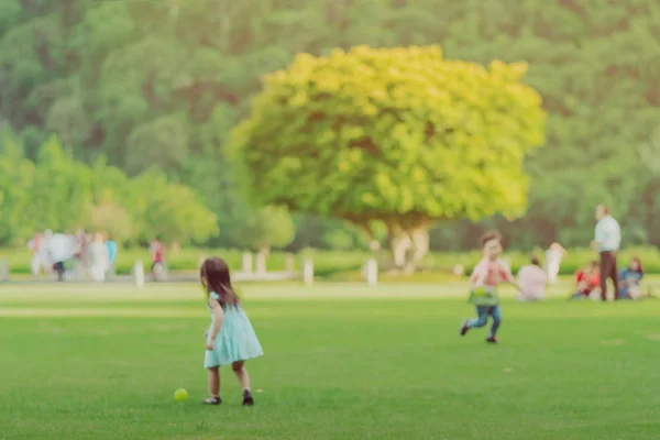 Blur imagem de Kid gosta de jogar com pouca bola no campo verde — Fotografia de Stock