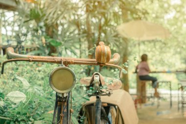 Bahçede Dekorasyon için Park antika paslı bisiklet