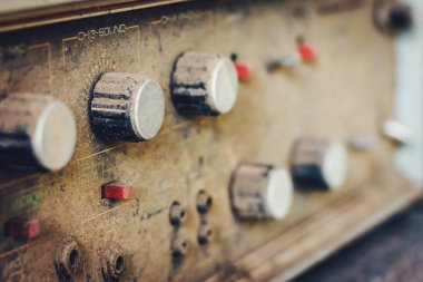 Eski amplifikatörler hasar gördü, toz yakalanana kadar masaya yerleştirildi..