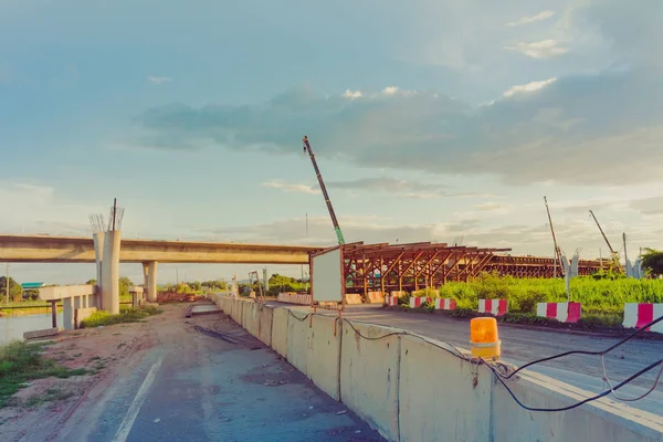 Feux d'alarme pour la construction d'un pont de voiture à travers le canal d'irrigation en soirée . — Photo