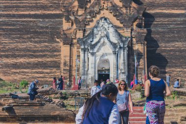 Mingun-Myanmar, 20 Ocak 2019 : Kimliği belirsiz turistler Harabe Mingun pagodasını ziyarete ve fotoğraf çektirmeye geliyor 