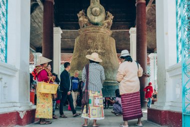 Mingun-Myanmar, 20 Ocak 2019: tanımlanamayan turistler Mingun Bell ziyaret geldi