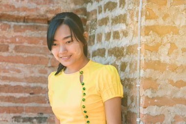 Mingun-Myanmar, 20 Ocak 2019 : Kimliği belirsiz turistler Harabe Mingun pagodasını ziyarete ve fotoğraf çektirmeye geliyor  
