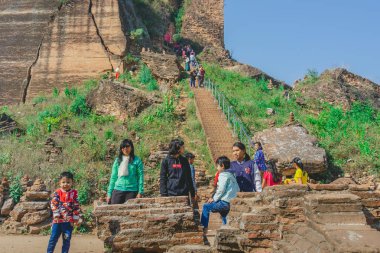 Mingun-Myanmar, 20 Ocak 2019 : Kimliği belirsiz turistler Harabe Mingun pagodasını ziyarete ve fotoğraf çektirmeye geliyor  