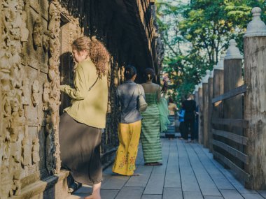 Mandalay-Myanmar, 19 Ocak 2019 : Kimliği belirsiz turistler Shwe Nan Daw Kyaung'u ziyaret edip fotoğraf çektirmeye geldi 