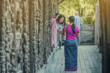 Mandalay-Myanmar, 19 Ocak 2019 : Kimliği belirsiz turistler Shwe Nan Daw Kyaung'u ziyaret edip fotoğraf çektirmeye geldi 