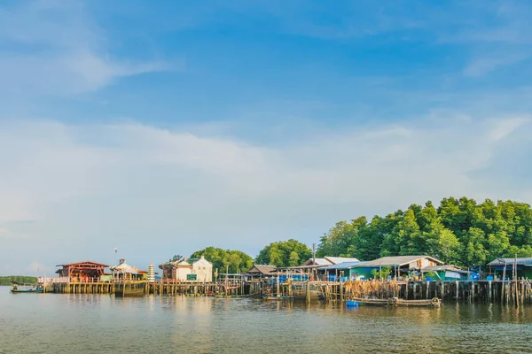 Chanthaburi, Thajsko: 15. dubna 2019 krajina rybářské vesnice (vesnice No-Land) — Stock fotografie