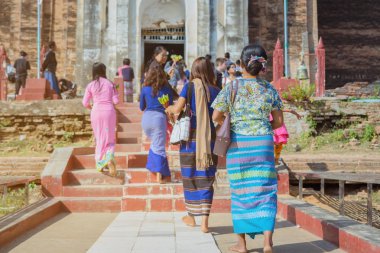 Mingun-Myanmar, 20 Ocak 2019 : Kimliği belirsiz turistler Harabe Mingun pagodasını ziyarete ve fotoğraf çektirmeye geliyor  