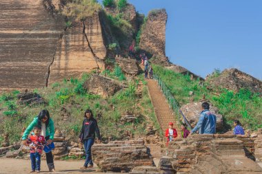 Mingun-Myanmar, 20 Ocak 2019 : Kimliği belirsiz turistler 20 Ocak 2019'da Myanmar'ın Mingun kentinde ki Harabe Mingun pagodasını (Mingun paya Tapınağı'nda Bitmemiş pagoda) ziyaret e ve fotoğraf çektirmeye geldi..