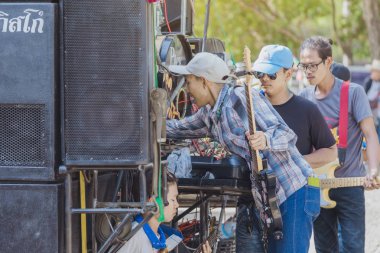 Ratchaburi-Tayland, Nisan 14, 2019: tanımlanamayan Tay halk müzisyenleri koordinasyon töreninde müzik oynuyor 