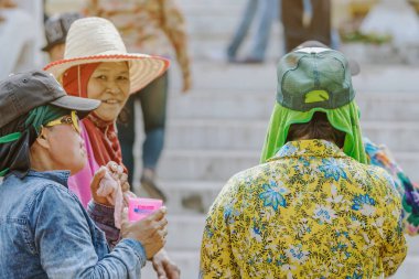 Ratchaburi-Tayland, Nisan 14, 2019 : Budist koordinasyon yeni keşiş ve müzik grubu geçit töreni ile tanımlanamayan Tay dansçılar