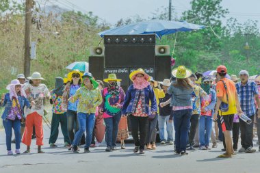 Ratchaburi-Tayland, Nisan 14, 2019 : Budist koordinasyon yeni keşiş ve müzik grubu geçit töreni ile tanımlanamayan Tay dansçılar