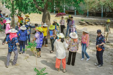 Ratchaburi-Tayland, Nisan 14, 2019 : Budist koordinasyon yeni keşiş ve müzik grubu geçit töreni ile tanımlanamayan Tay dansçılar