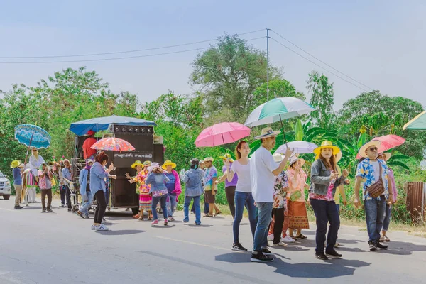 RATCHABURI-Tailandia, 14 de abril de 2019: Bailarines tailandeses no identificados con un nuevo desfile de monjes y bandas de música en la ordenación budista — Foto de Stock