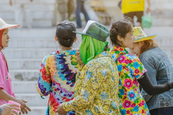 RATCHABURI-Tailândia, 14 de abril de 2019: Dançarinos tailandeses não identificados com novo desfile de monge e banda de música na cerimônia de ordenação budista — Fotografia de Stock