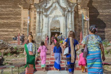 Mingun-Myanmar, 20 Ocak 2019 : Kimliği belirsiz turistler Harabe Mingun pagodasını ziyarete ve fotoğraf çektirmeye geliyor  