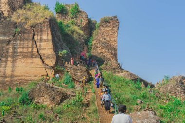 Mingun-Myanmar, 20 Ocak 2019 : Kimliği belirsiz turistler Harabe Mingun pagodasını ziyarete ve fotoğraf çektirmeye geliyor  