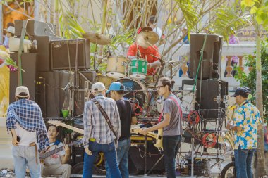 Ratchaburi-Tayland, Nisan 14, 2019: tanımlanamayan Tay halk müzisyenleri koordinasyon töreninde müzik oynuyor 