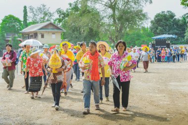 Ratchaburi-Tayland, Nisan 14 : Budist Tay keşiş ritüel koordinasyon töreni geçit töreni 