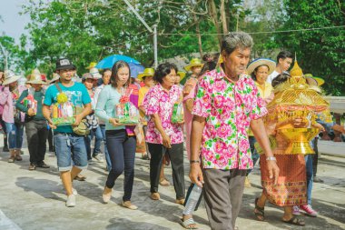Ratchaburi-Tayland, Nisan 14: keşiş değişim adam Budist Tay keşiş ritüeli koordinasyon töreni geçit töreni