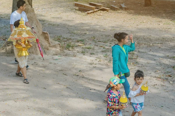 Ratchaburi-Tayland, Nisan 14: keşiş değişim adam Budist Tay keşiş ritüeli koordinasyon töreni geçit töreni — Stok fotoğraf