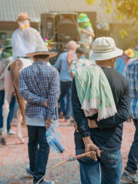 Genç adam keşiş adam değiştirmek için Budist Tay keşiş ritüel koordinasyon töreninde müzik bandı ile ata biniyor