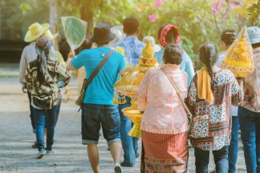 Budist tay keşiş ritüel in Parade budist tapınak gidin koordinasyon töreninde rahip adam değiştirmek için.