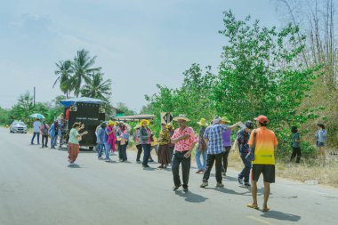 Ratchaburi-Tayland, Nisan 14, 2019: Budist koordinasyonu töreninde yeni keşiş ve müzik grubu geçit töreni ile tanımlanamayan Tay dansçılar