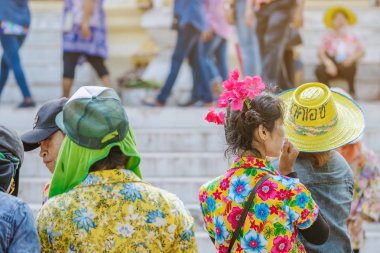 Ratchaburi-Tayland, Nisan 14, 2019: Budist koordinasyonu töreninde yeni keşiş ve müzik grubu geçit töreni ile tanımlanamayan Tay dansçılar