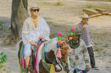 Ratchaburi-Tayland, Nisan 14, 2019: tanımlanamayan genç adam at binicilik müzik grubu ile koordinasyon töreni 