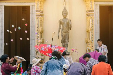 Ratchaburi -Tayland-Nisan 14: Tanımlanamayan insanlar koordinasyon katılmak paraları rekabet keyfini çıkarın