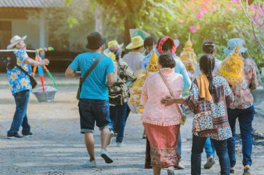 Budist tay keşiş ritüel in Parade budist tapınak gidin koordinasyon töreninde rahip adam değiştirmek için.