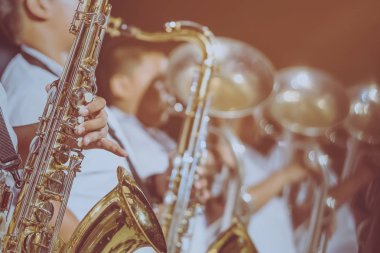 Arkadaşlarıyla erkek öğrenci gece sahnede performans için Grup ile saksofon darbe.