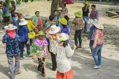 Ratchaburi-Tayland, Nisan 14, 2019: Budist koordinasyonu töreninde yeni keşiş ve müzik grubu geçit töreni ile tanımlanamayan Tay dansçılar 