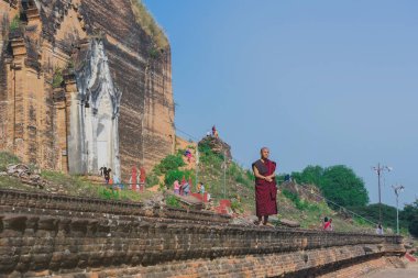 Mingun-Myanmar, 20 Ocak 2019 : Kimliği belirsiz turistler Harabe Mingun pagodasını ziyarete ve fotoğraf çektirmeye geliyor 