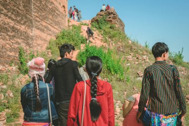 Mingun-Myanmar, 20 Ocak 2019 : Kimliği belirsiz turistler Harabe Mingun pagodasını ziyarete ve fotoğraf çektirmeye geliyor 