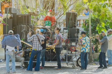 Ratchaburi-Tayland, Nisan 14, 2019: tanımlanamayan Tay halk müzisyenleri koordinasyon töreninde müzik oynuyor 