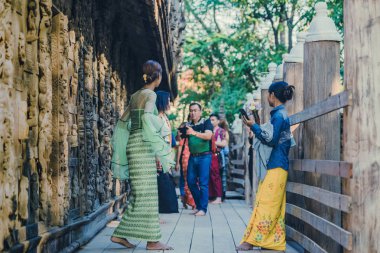 Mandalay-Myanmar, 19 Ocak 2019 : Kimliği belirsiz turistler Shwe Nan Daw Kyaung'u ziyaret edip fotoğraf çektirmeye geldi 