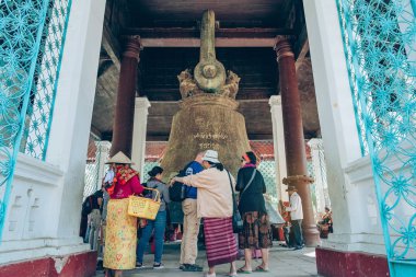 Mingun-Myanmar, 20 Ocak 2019 : Kimliği belirsiz turistler geliyor