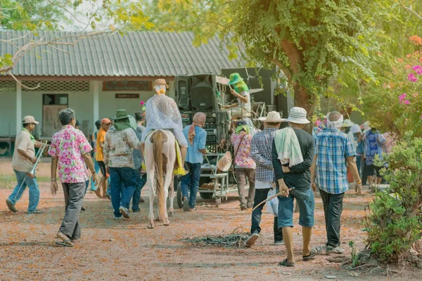 RATCHABURI-Tailandia, 14 de abril de 2019: Joven no identificado cabalgando a caballo con banda musical en ceremonia de ordenación — Foto de Stock