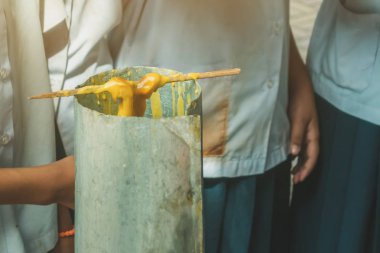 Öğrenciler Budist Lent günü için tapınağa erime dökme mum teklif katılmak,