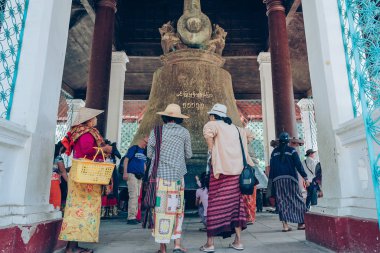 Mingun-Myanmar, 20 Ocak 2019: tanımlanamayan turistler Mingun Bell ziyaret geldi