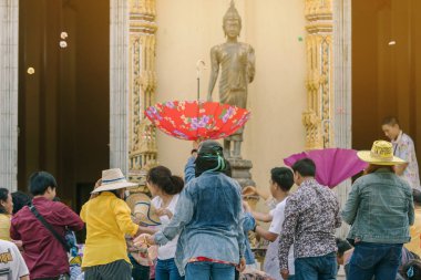 Ratchaburi-Tayland-Nisan 14: tanımlanamayan insanlar yeni keşiş uzağa atmak paralar rekabet zevk koordinasyonu katılmak