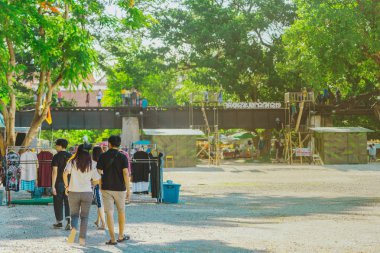 Kanchanaburi Tayland-Temmuz 16, 2019: el sanatları, ev yapımı gıda, pamuk giysiler ve yerel üreticilerden daha fazla topluluk oluşturmak ve yerel pazar ayarı geliyor 
