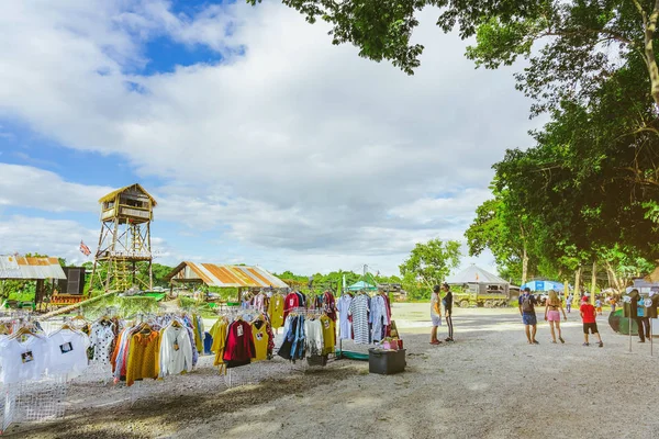 Kanchanaburi Tajlandia-16 lipca 2019: rzemiosło, domowe jedzenie, bawełniane ubrania i więcej od lokalnych producentów przychodzą do tworzenia społeczności i ustalania lokalnego rynku — Zdjęcie stockowe