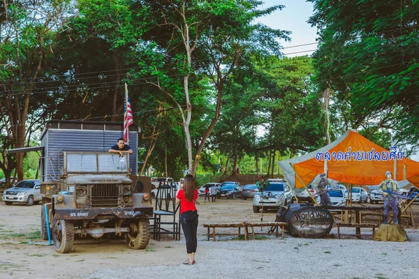 Kanchanaburi Tajlandia-16 lipca 2019: niezidentyfikowanych turystów przyjść do odwiedzenia i robić zdjęcia w World War ll Bridge Project — Zdjęcie stockowe