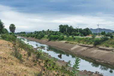 Beton duvarında sulama kanalı veya sulama kanal rezervuardan tarım alanına su gönderin 