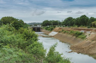 Beton duvarında sulama kanalı veya sulama kanal rezervuardan tarım alanına su gönderin 